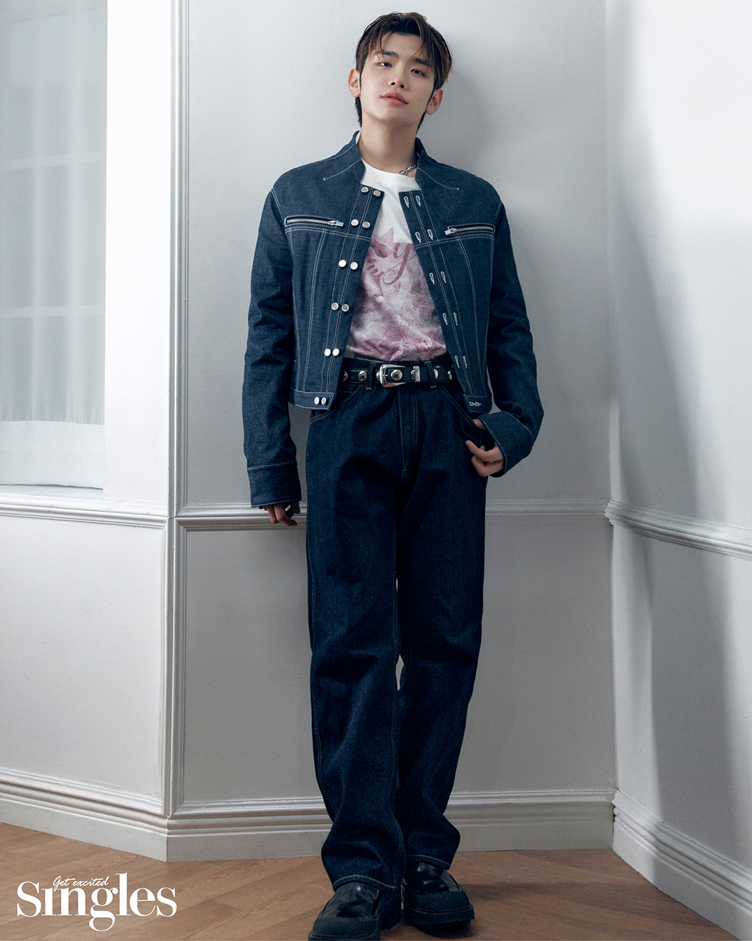 태래가 2728의 재킷을 착용하고 촬영한 싱글즈 화보